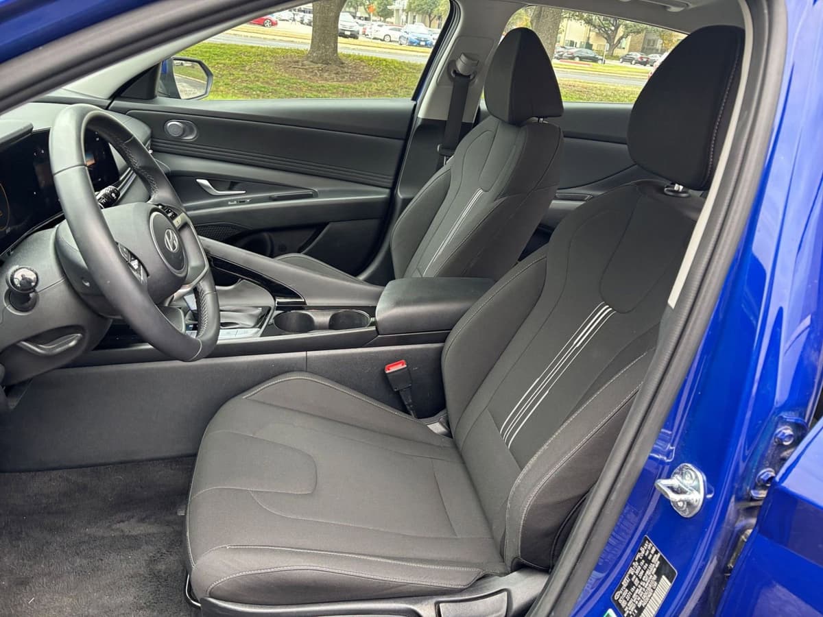 2025 Hyundai Elantra - Image 30