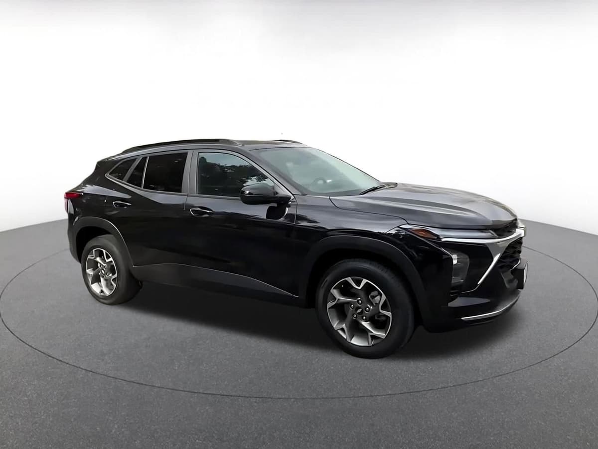 2025 Chevrolet Trax - Image 2