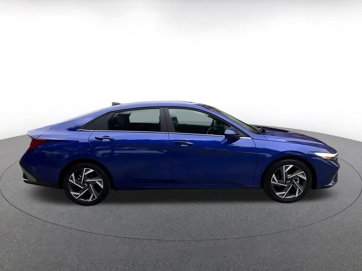 2025 Hyundai Elantra - Image 15