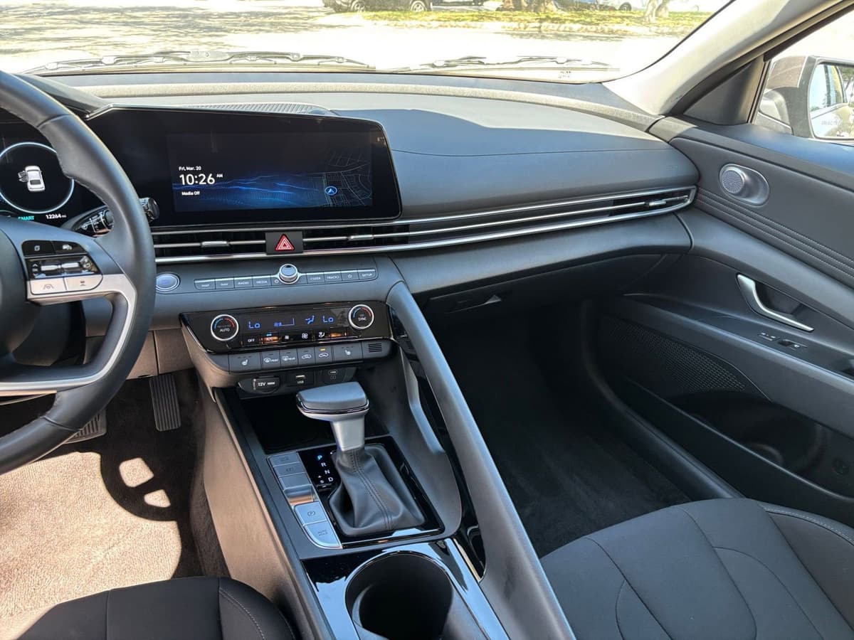 2025 Hyundai Elantra - Image 30