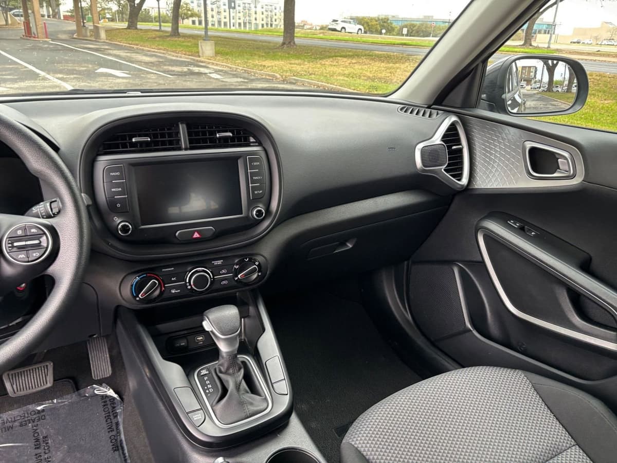 2025 Kia Soul - Image 30