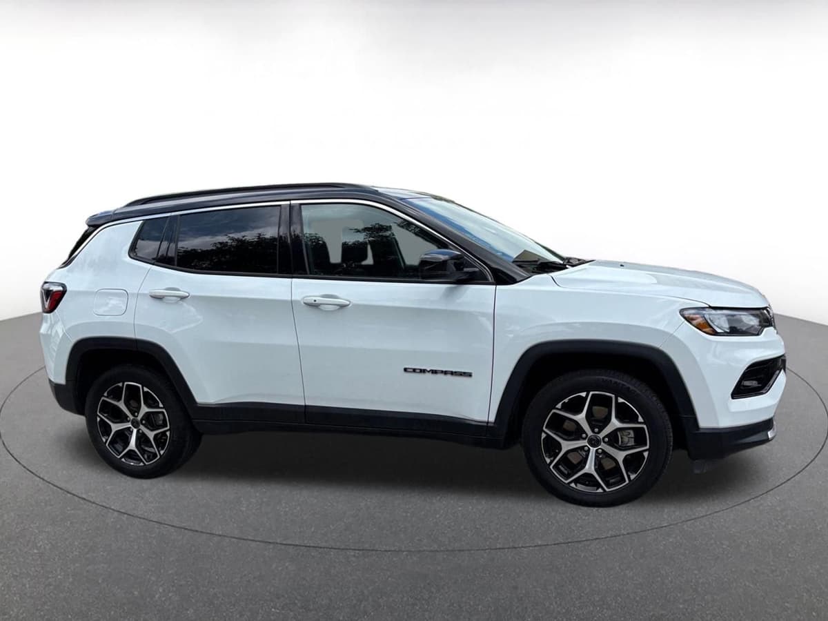 2025 Jeep Compass - Image 13