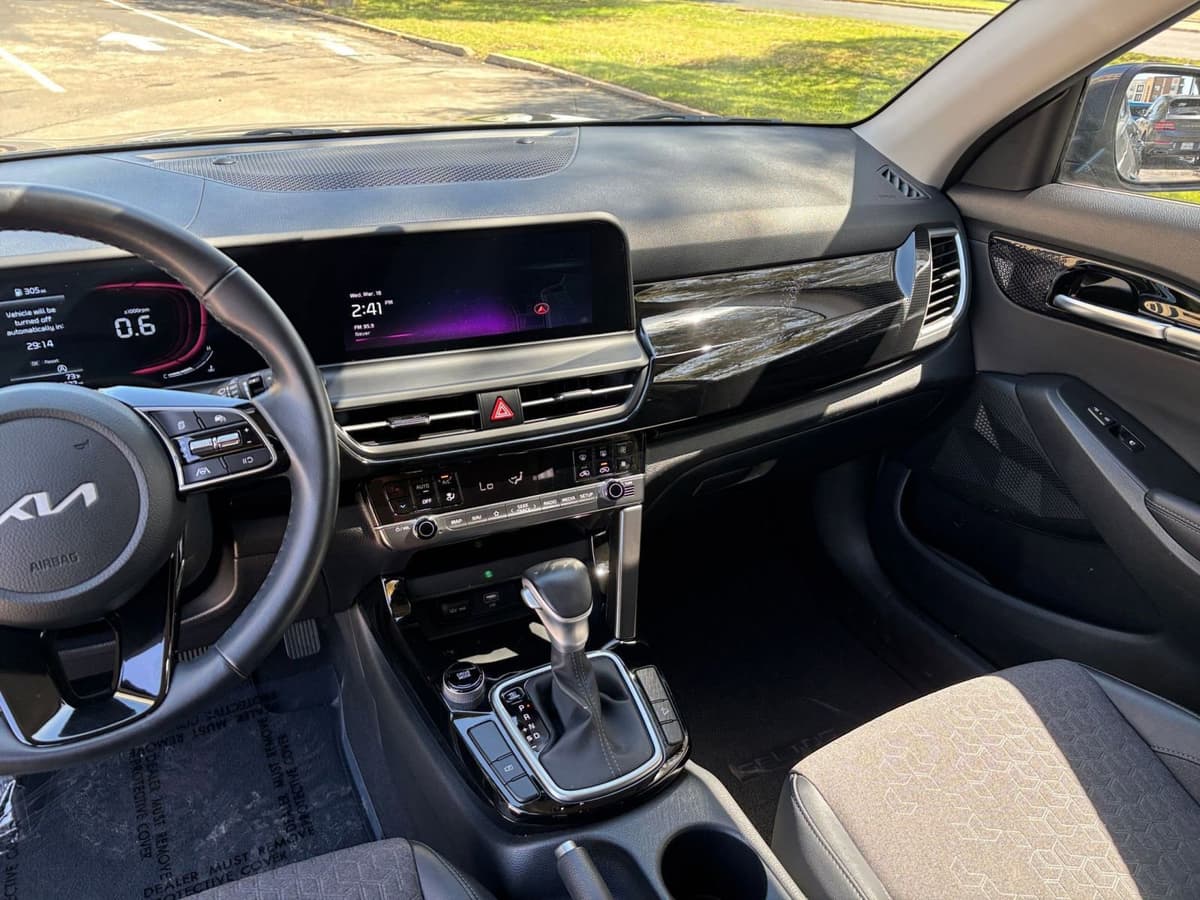 2025 Kia Seltos - Image 30