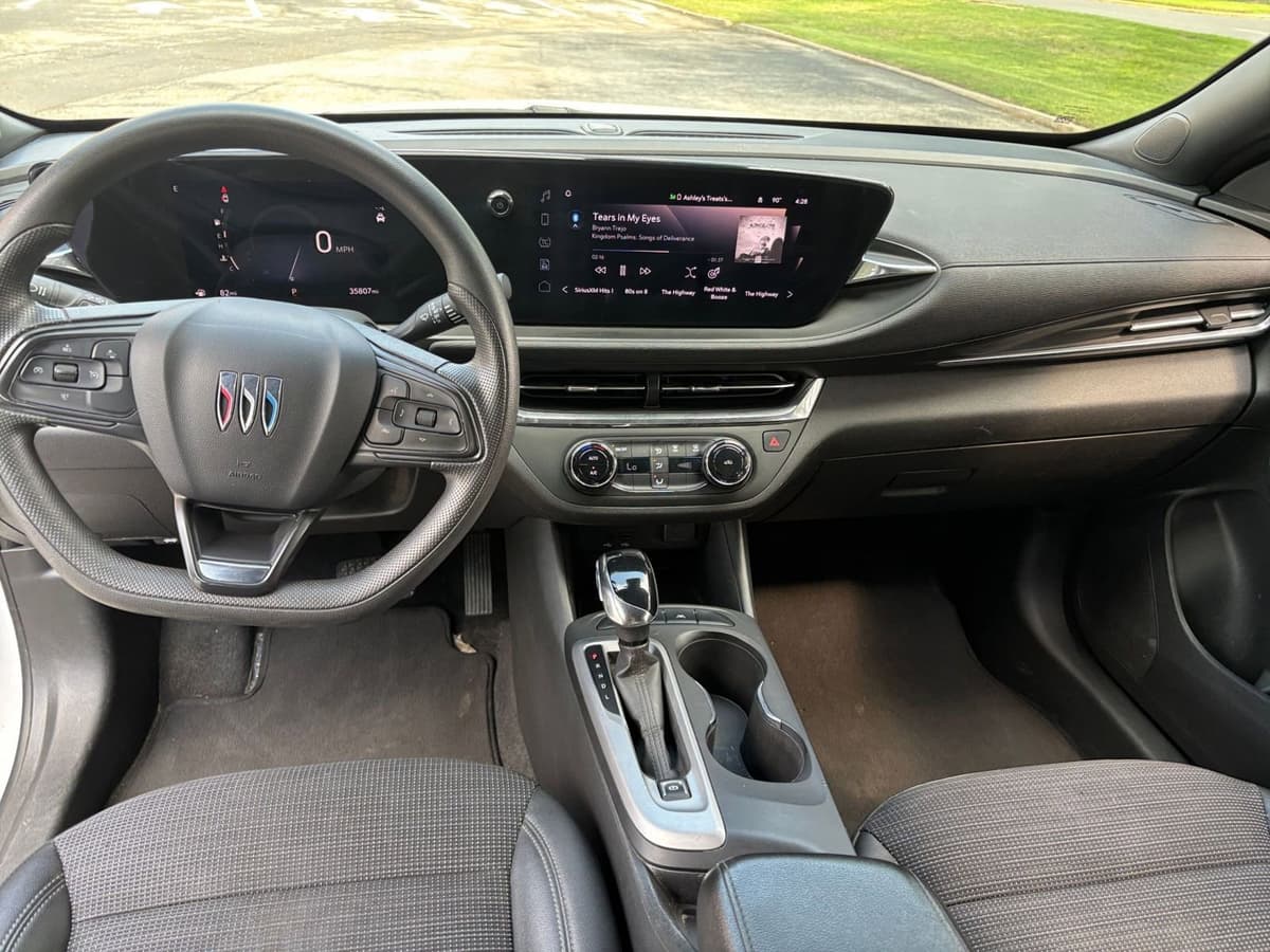 2025 Buick Envista - Image 28