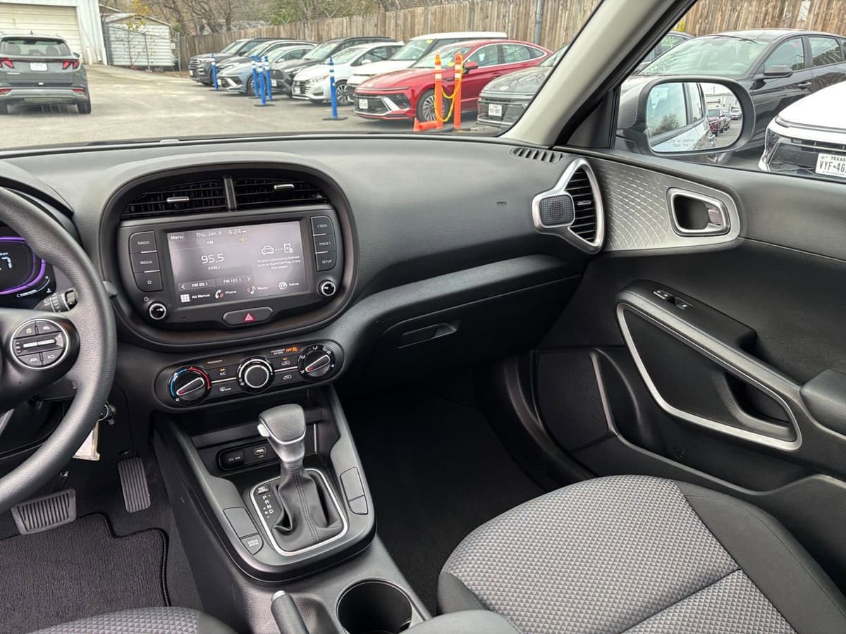 2025 Kia Soul - Image 29