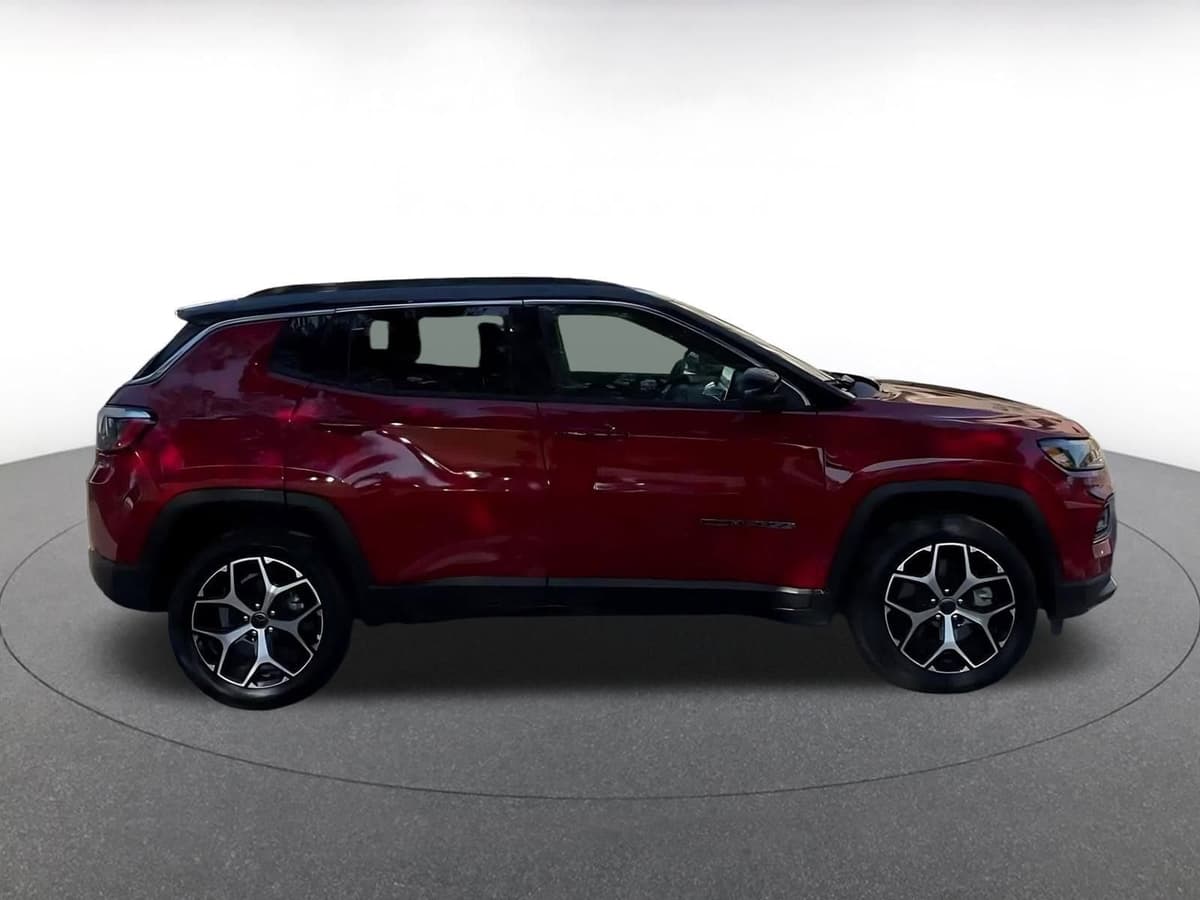 2025 Jeep Compass - Image 15
