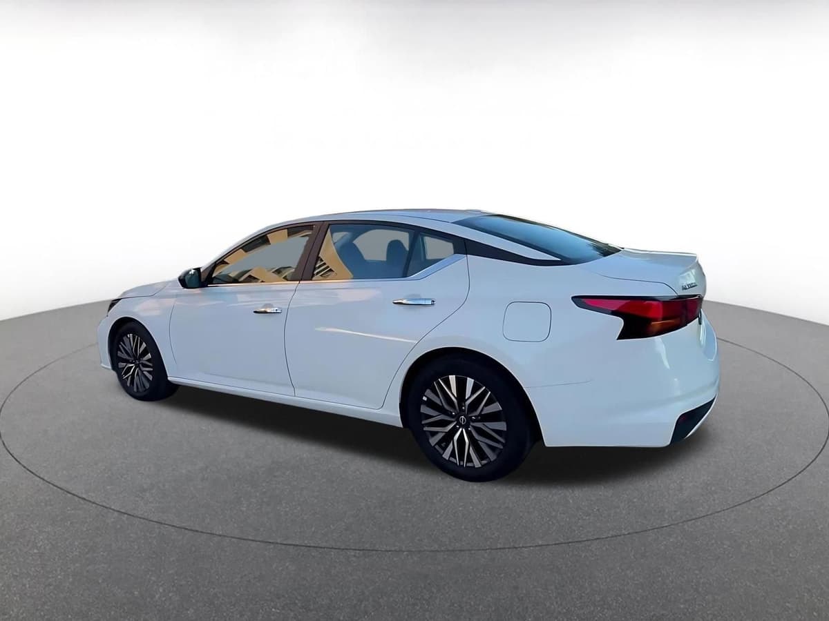 2025 Nissan Altima - Image 10