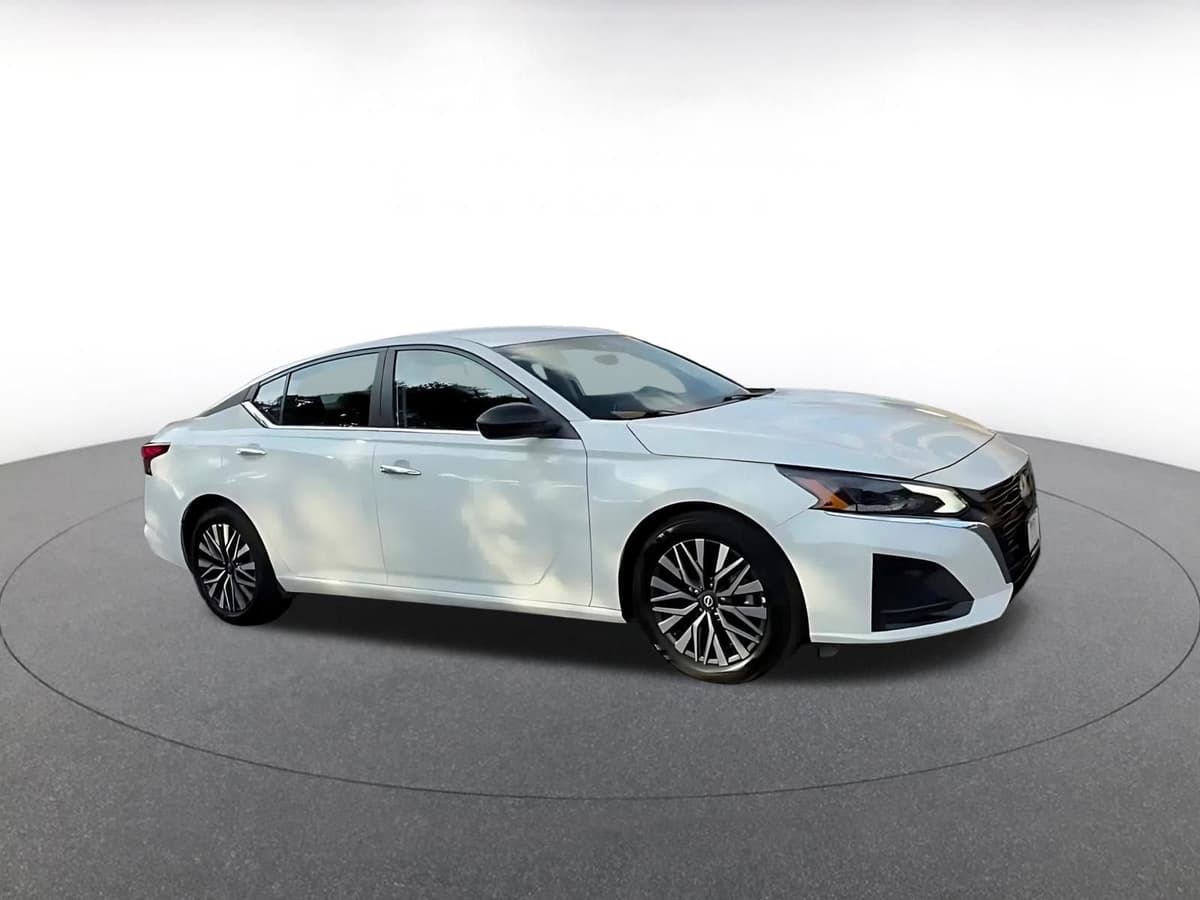 2025 Nissan Altima - Image 2