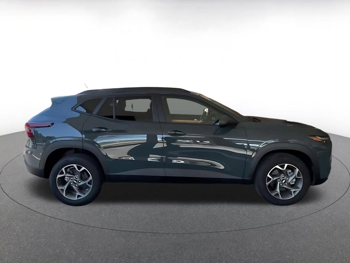 2025 Chevrolet Trax - Image 16