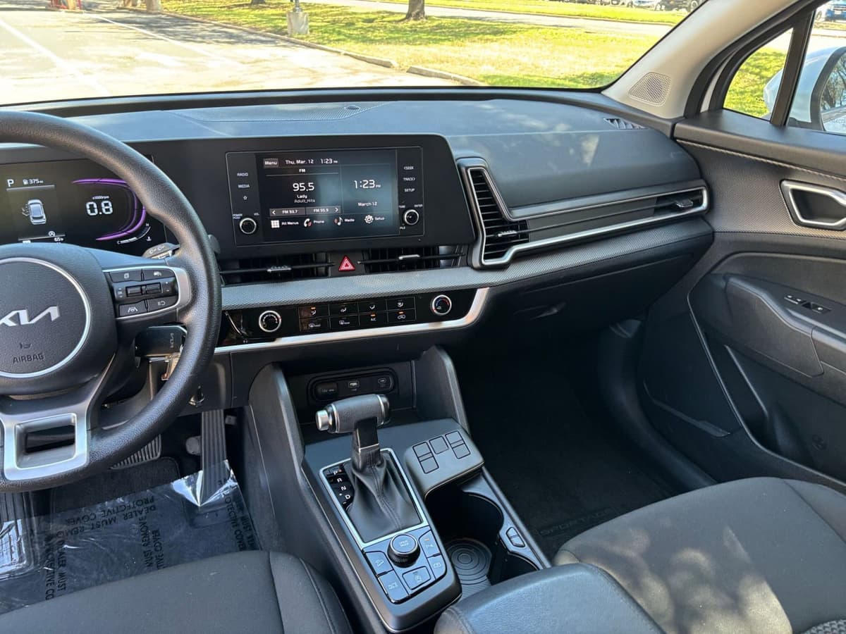 2025 Kia Sportage - Image 30