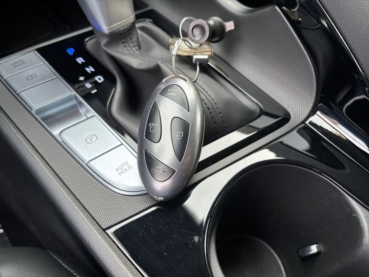 2025 Hyundai Elantra - Image 18