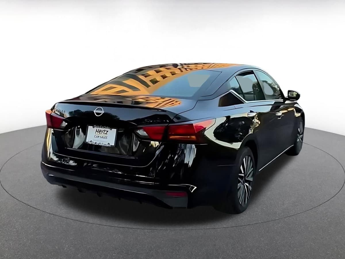 2025 Nissan Altima - Image 12