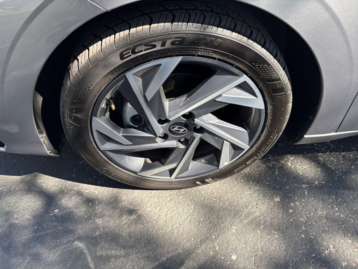 2025 Hyundai Elantra - Image 25