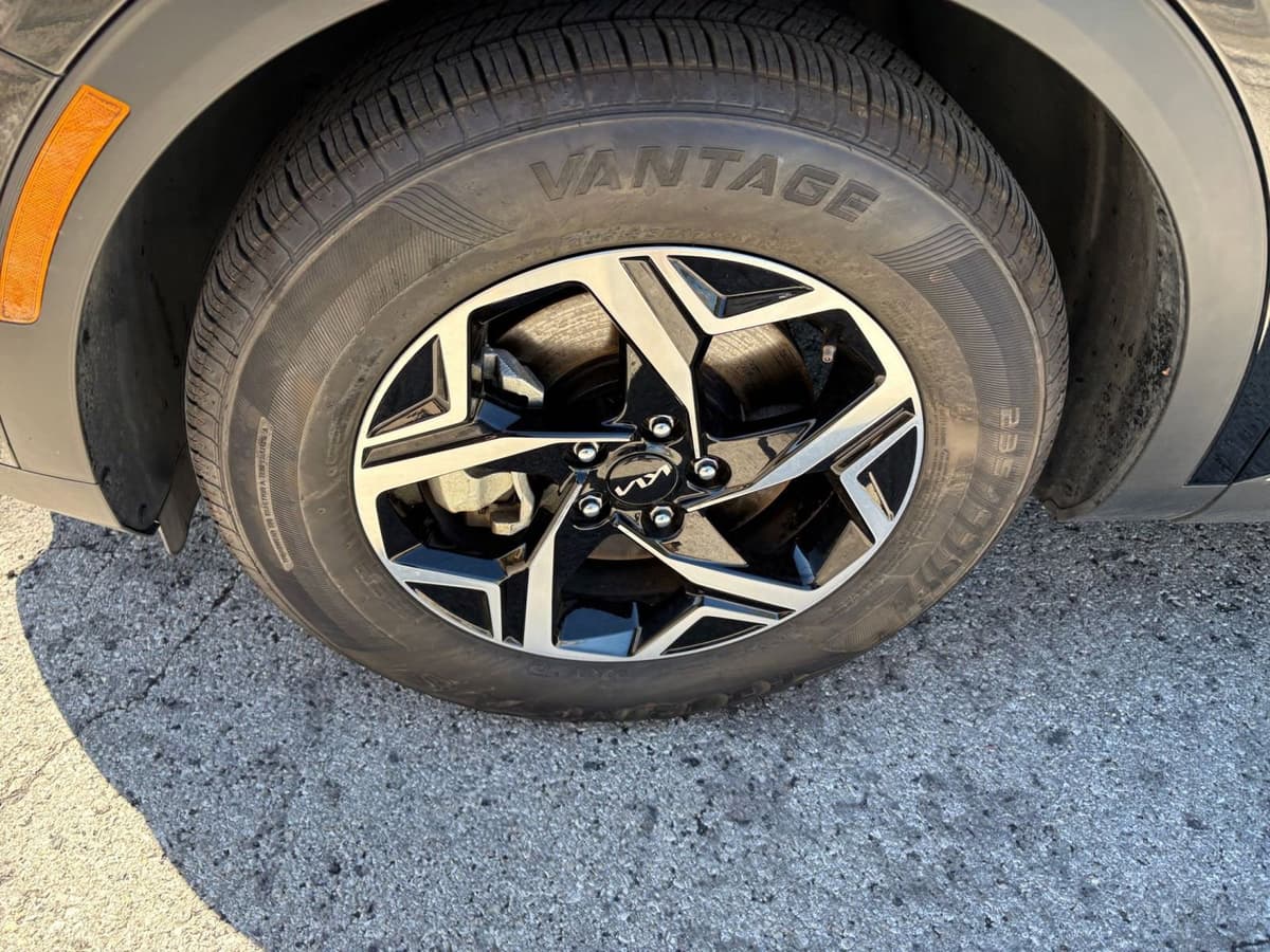 2025 Kia Sportage - Image 25