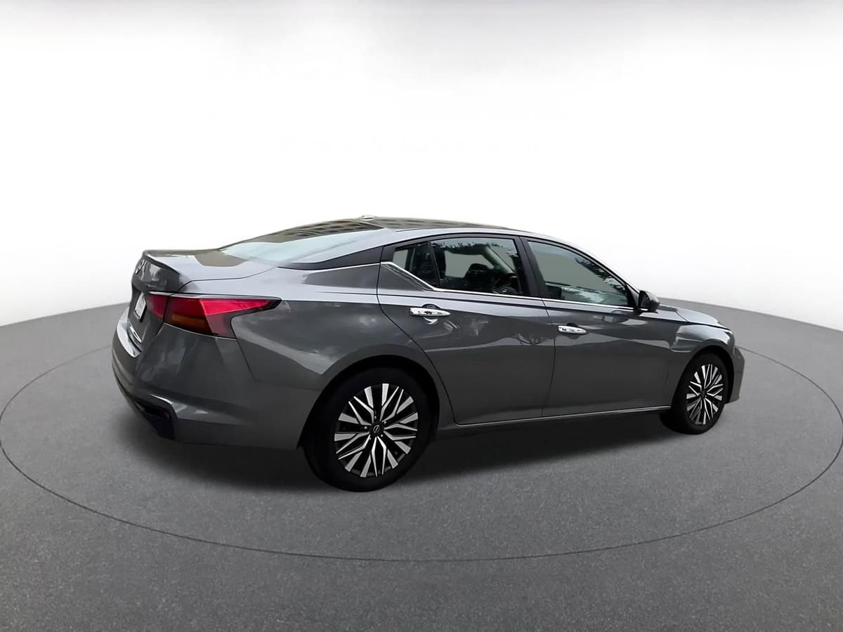 2025 Nissan Altima - Image 15