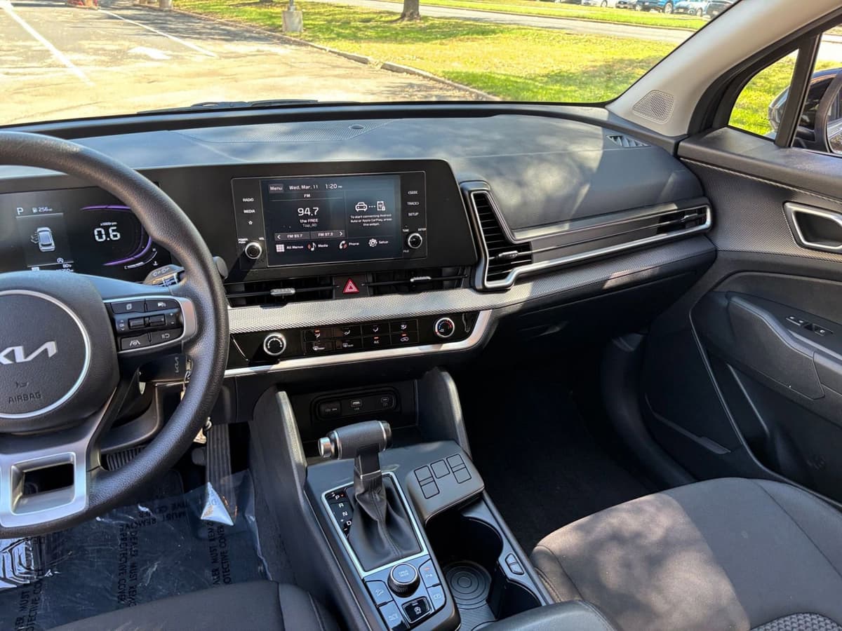 2025 Kia Sportage - Image 30