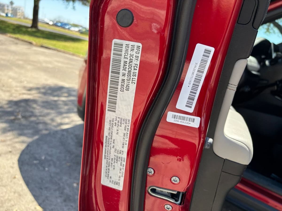 2025 Jeep Compass - Image 23