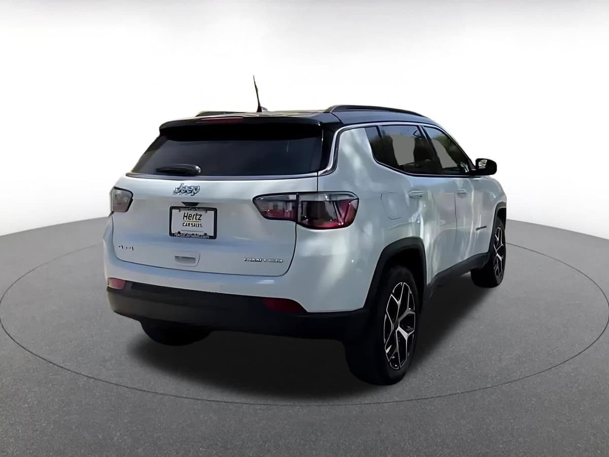 2025 Jeep Compass - Image 13