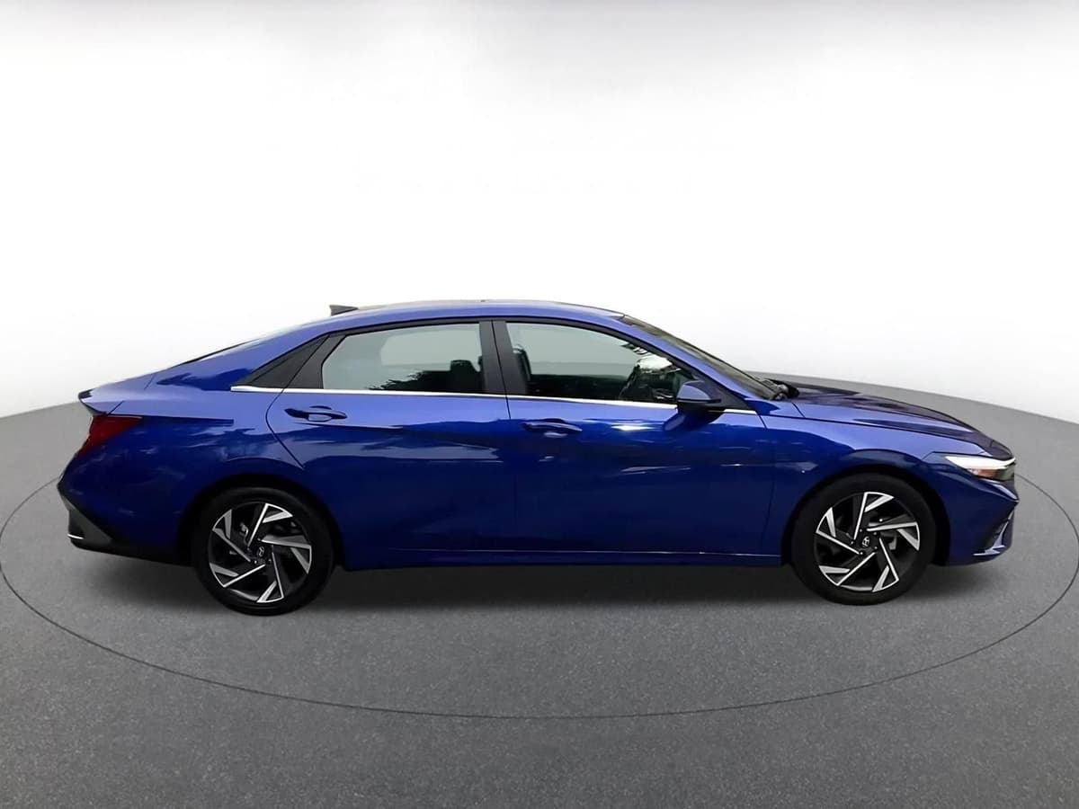 2025 Hyundai Elantra - Image 16
