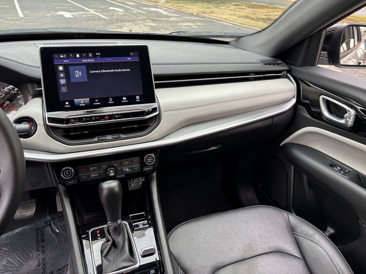 2025 Jeep Compass - Image 30