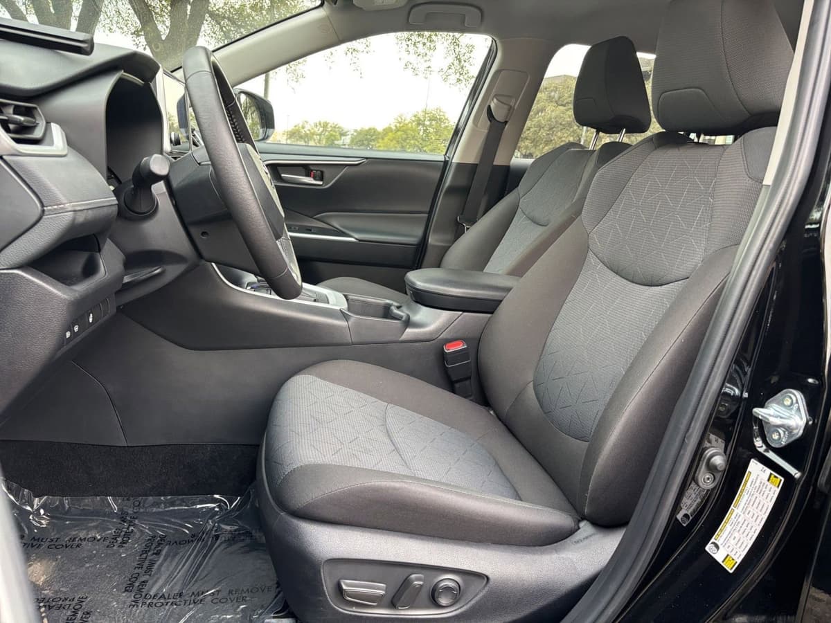 2025 Toyota RAV4 - Image 22