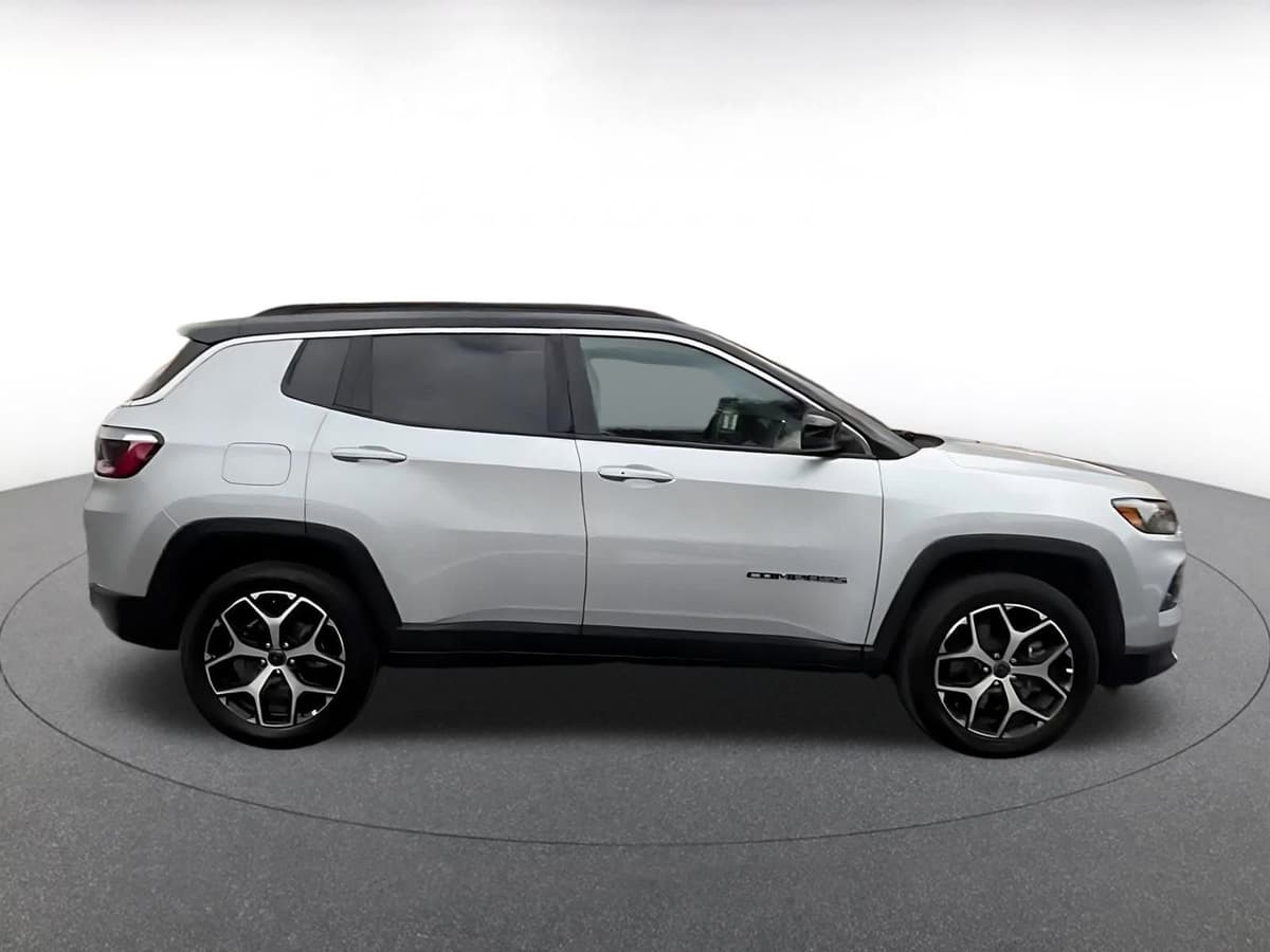 2025 Jeep Compass - Image 16