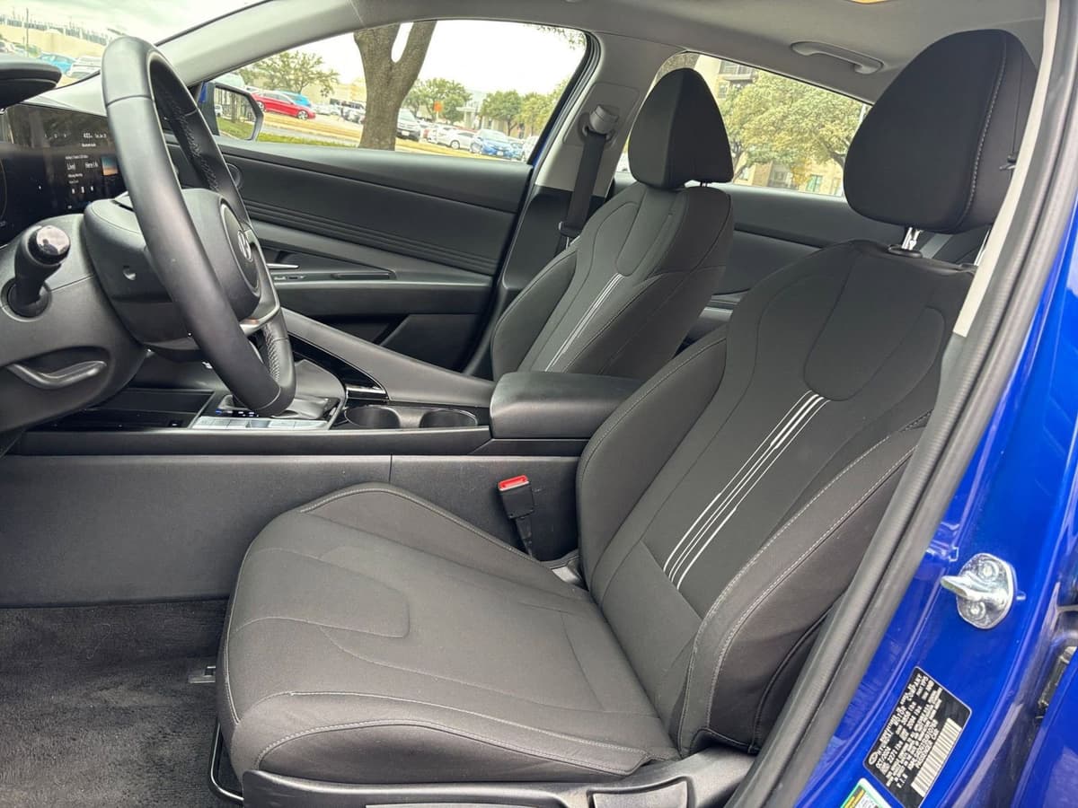 2025 Hyundai Elantra - Image 21