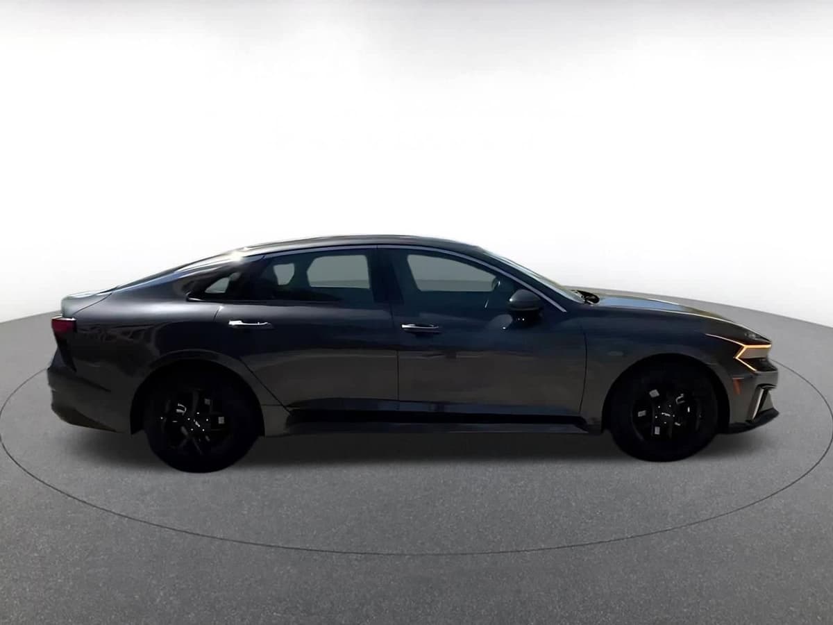 2025 Kia K5 - Image 15