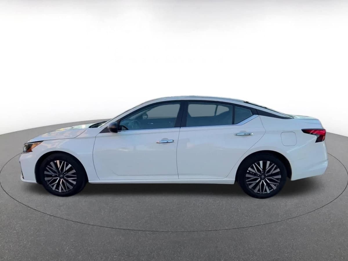 2025 Nissan Altima - Image 8