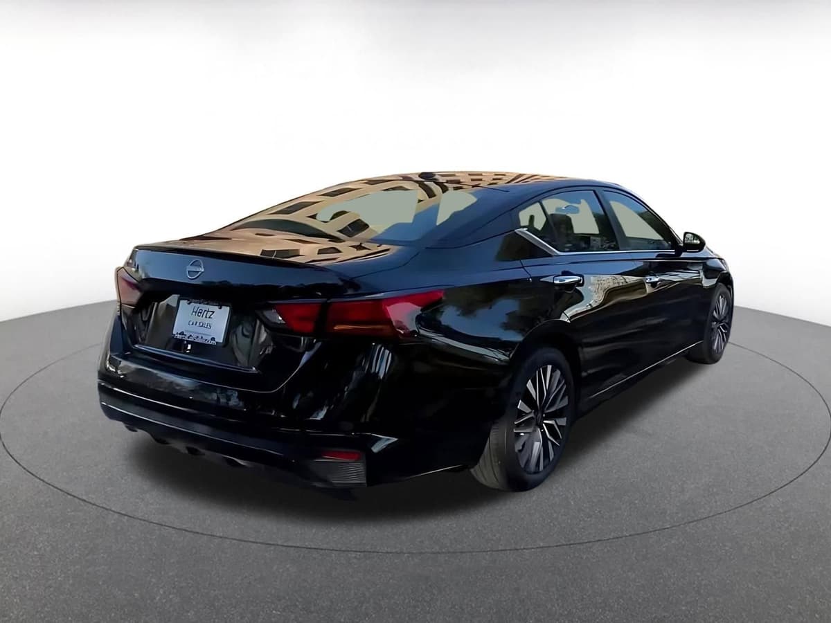 2025 Nissan Altima - Image 13