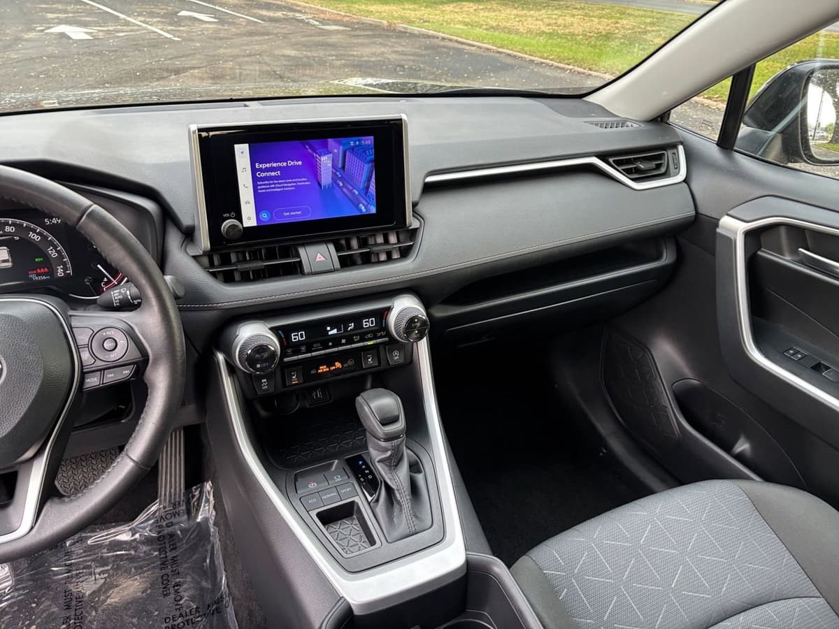 2025 Toyota RAV4 - Image 30