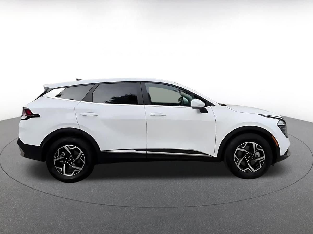 2025 Kia Sportage - Image 16