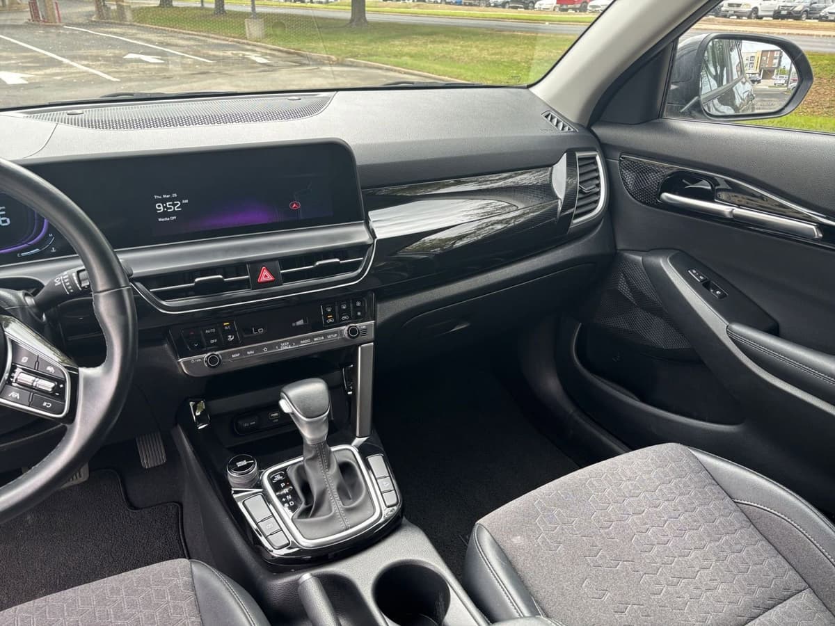 2025 Kia Seltos - Image 32