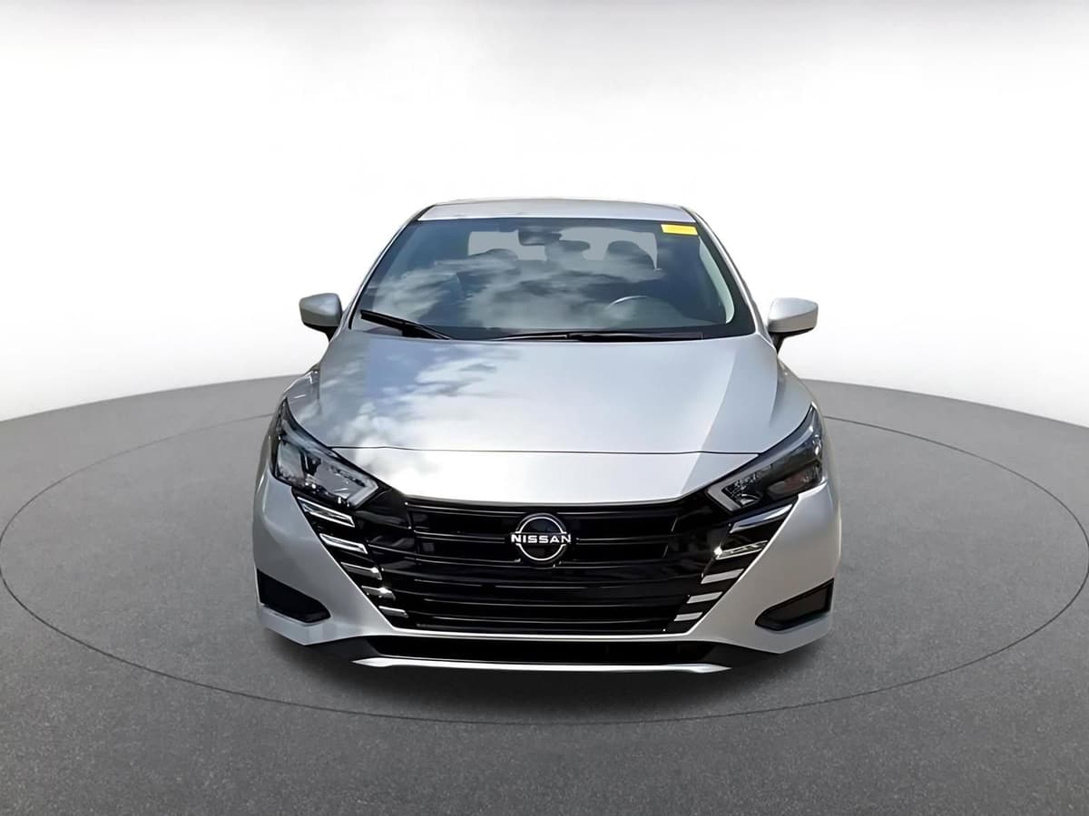 2025 Nissan Versa - Image 5