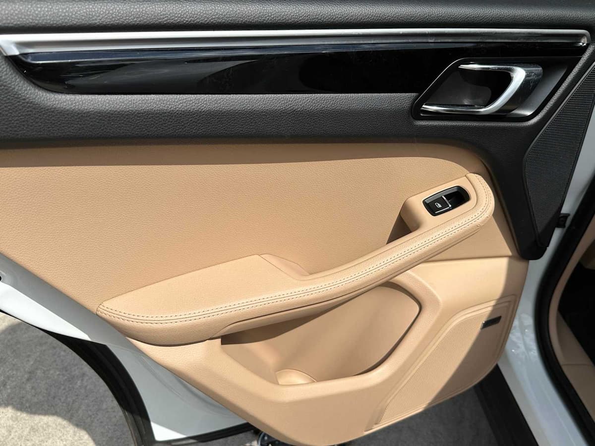 2024 Porsche Macan - Image 30