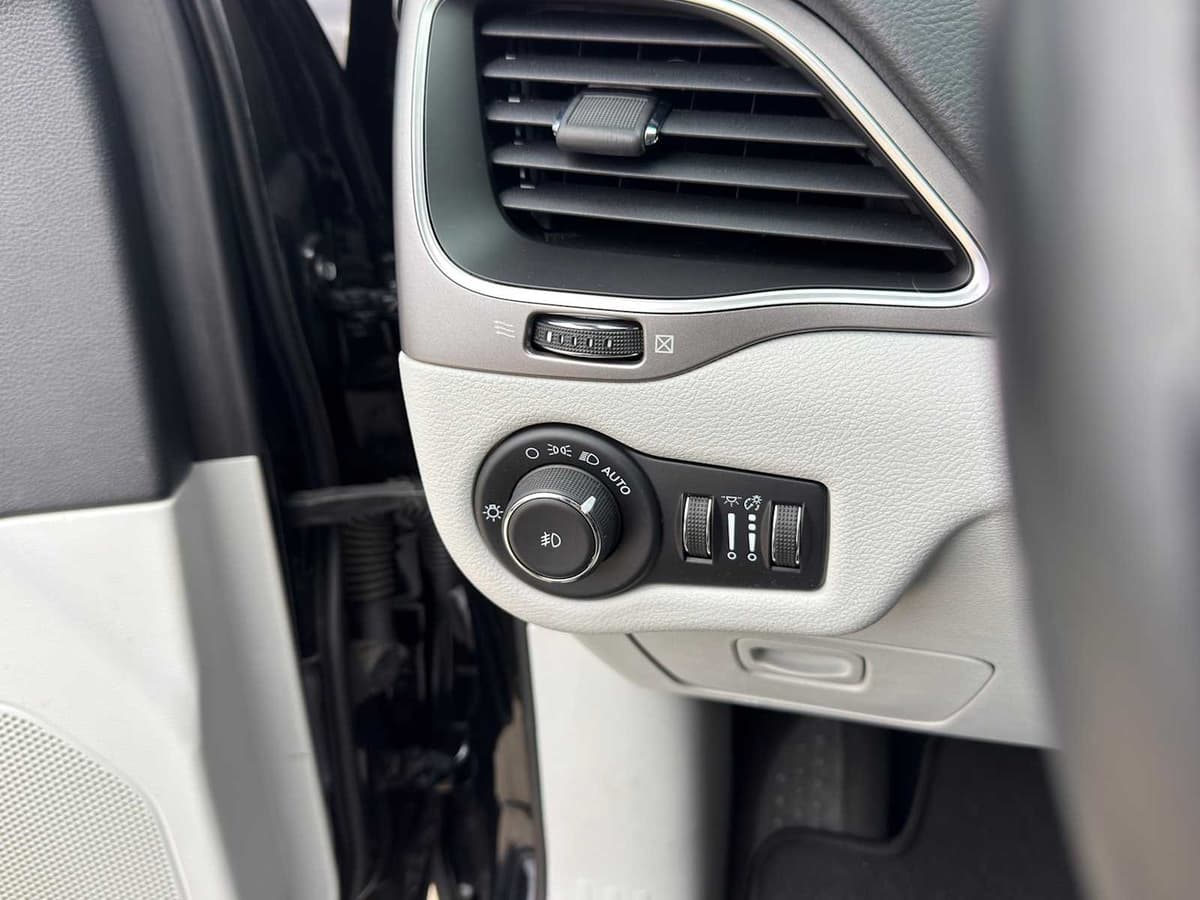 2021 Jeep Cherokee - Image 23