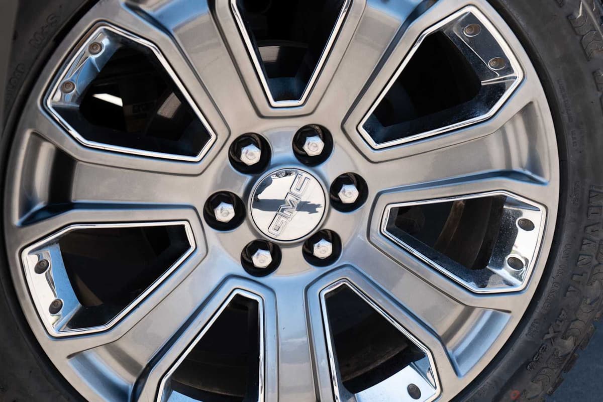 2015 GMC Yukon - Image 2