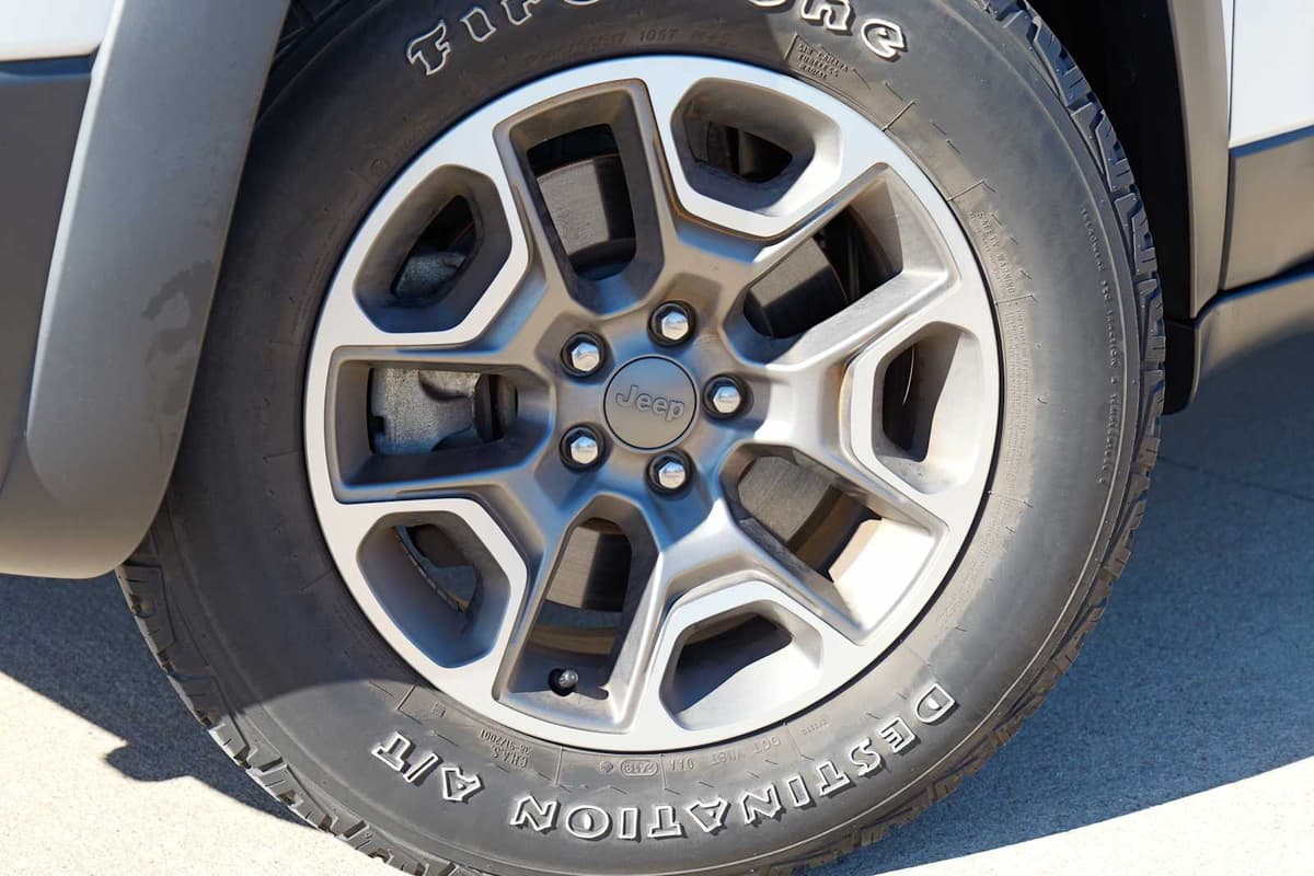 2020 Jeep Cherokee - Image 2