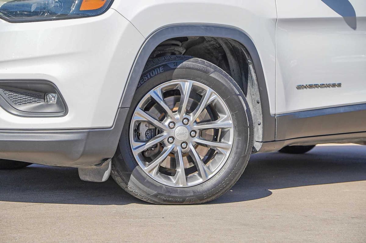 2019 Jeep Cherokee - Image 2