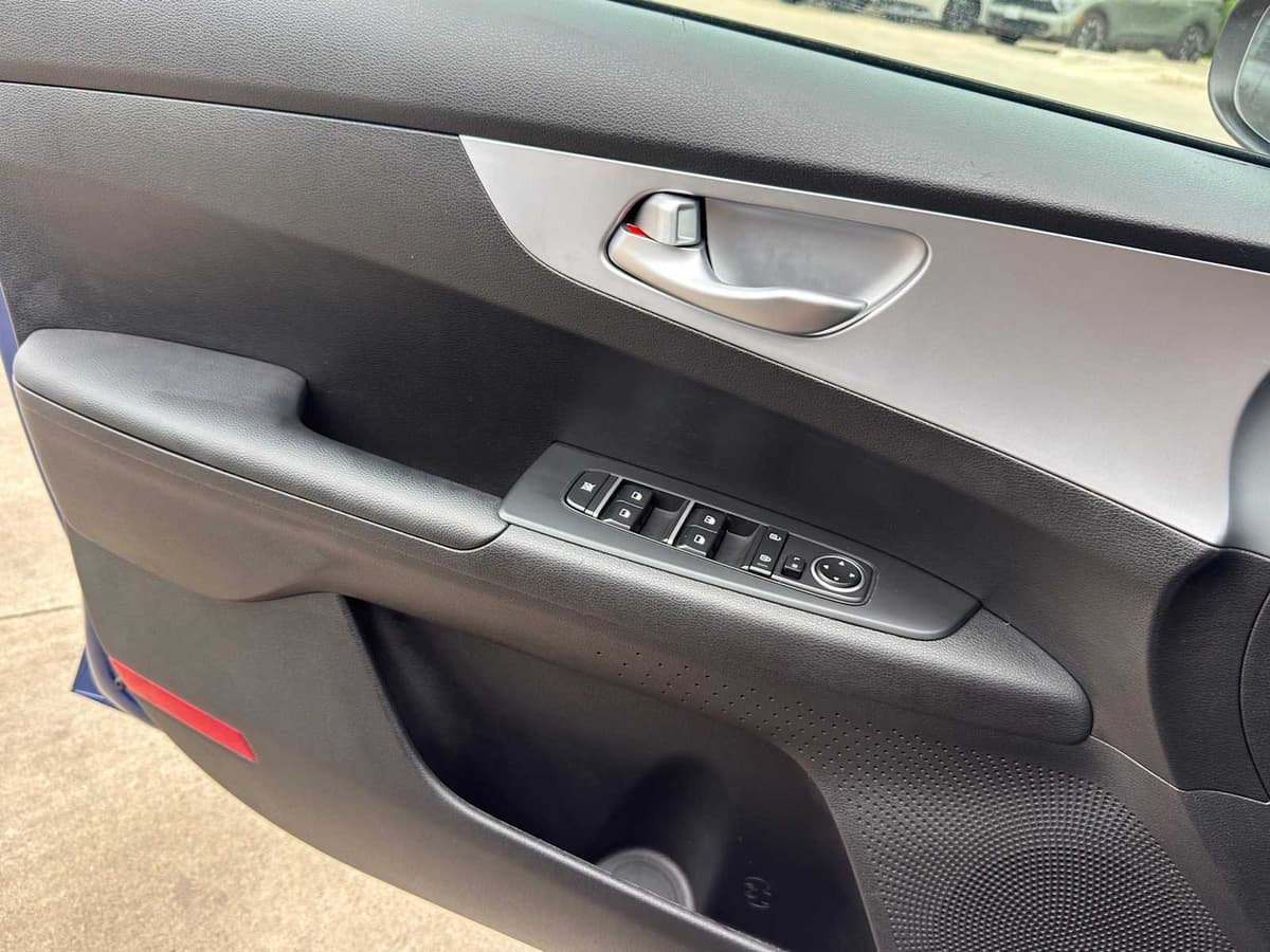 2023 Kia Forte - Image 21