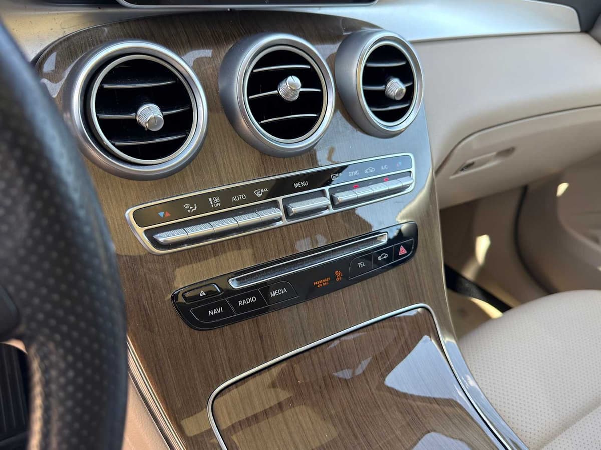 2018 Mercedes-Benz GLC 300 - Image 18