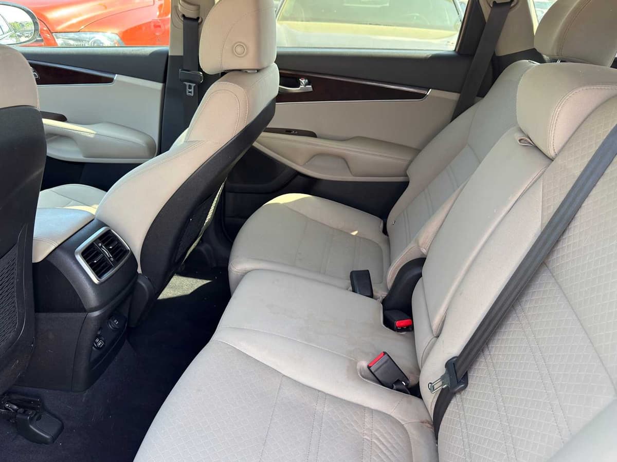 2017 Kia Sorento - Image 28