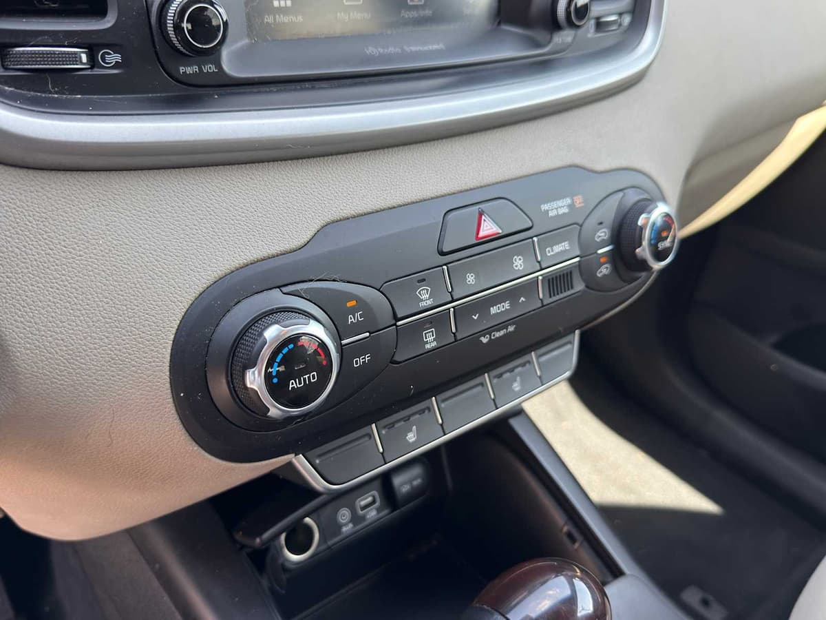 2017 Kia Sorento - Image 17