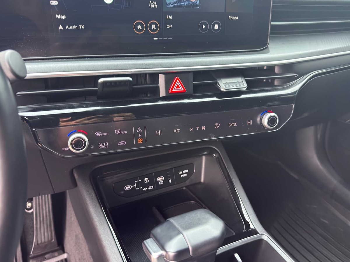 2025 Kia K5 - Image 17