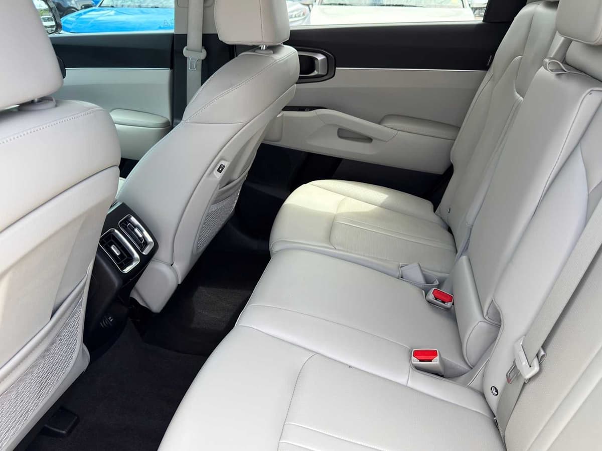 2025 Kia Sorento - Image 25