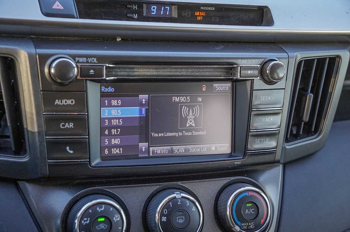 2015 Toyota RAV4 - Image 18