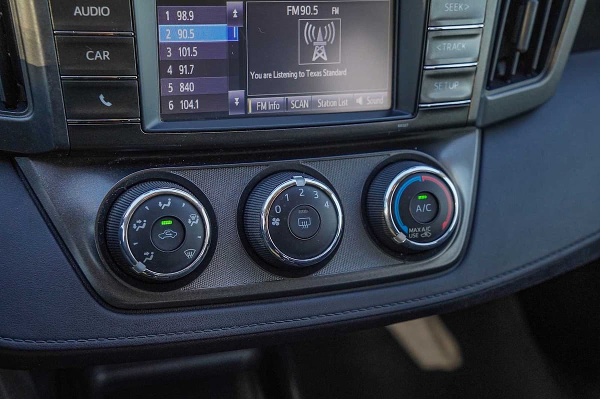 2015 Toyota RAV4 - Image 19