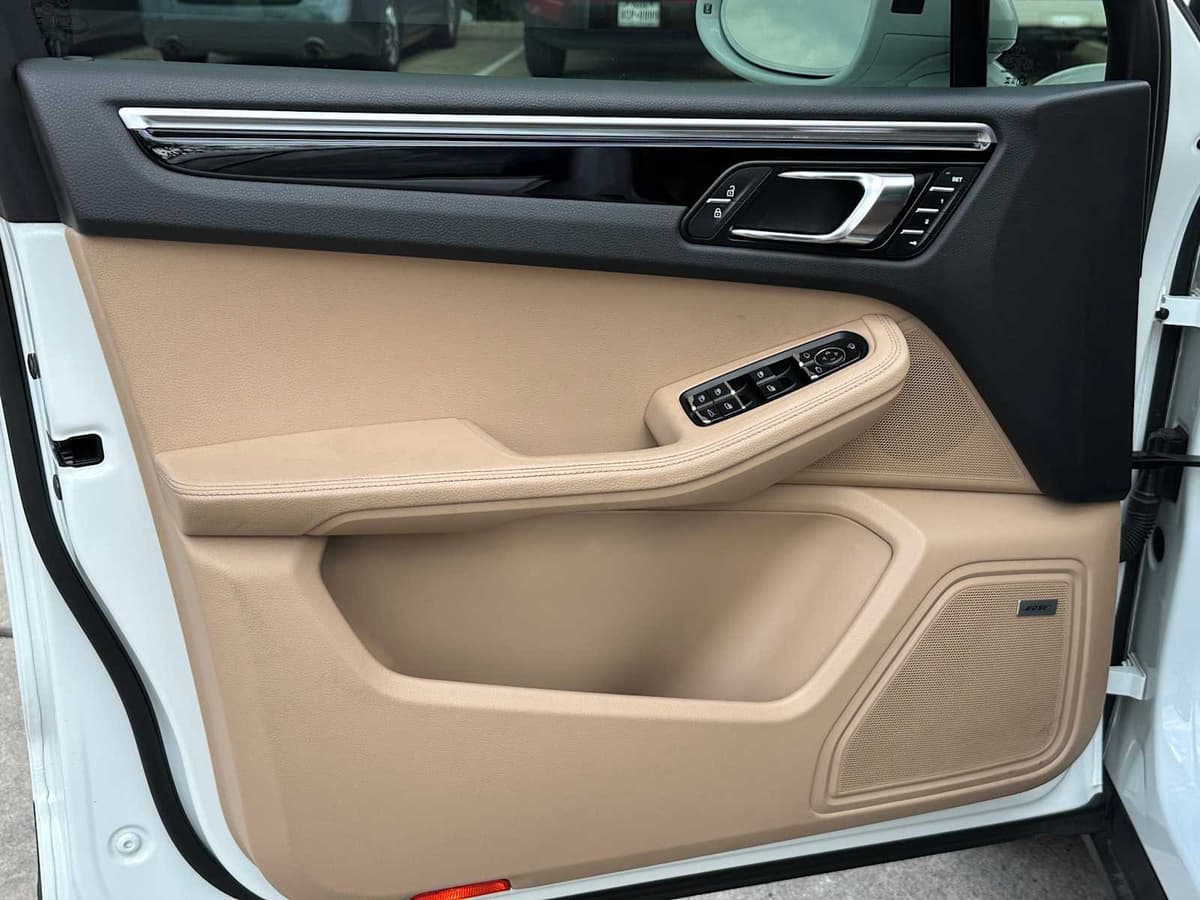 2024 Porsche Macan - Image 18