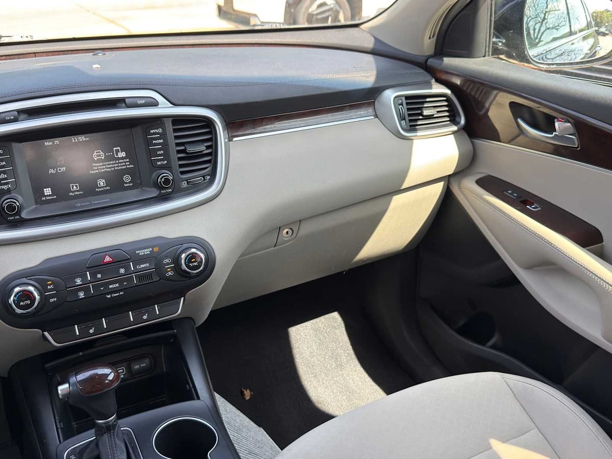 2017 Kia Sorento - Image 24