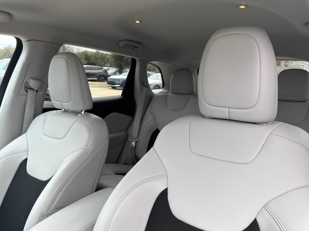 2021 Jeep Cherokee - Image 12